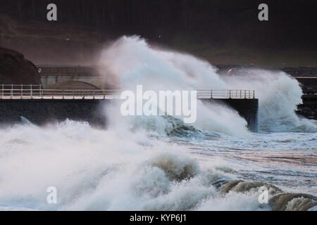 Pays de Galles Aberystwyth UK Mardi 16 janvier 2018 UK Weather : force de coup de vent et la marée haute, concourent à une mer d'énormes vagues se briser dans la mer de défense à Aberystwyth, sur la côte ouest de la Baie de Cardigan au Pays de Galles à la première lumière aujourd'hui. Le Met Office a émis un avertissement jaune pour vent couvrant l'ensemble de l'UK le mercredi et jeudi en, avec des rafales devrait atteindre 70 mph en mai lieux ouverts à l'origine d'une perturbation des déplacements et des risques de dommages aux propriétés Crédit photo : Keith Morris/Alamy Live News Banque D'Images