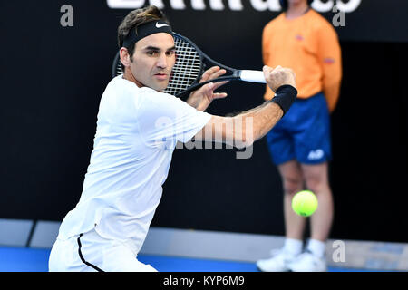 Melbourne, Australie. 16 janvier, 2018. 2e de Roger Federer La Suisse en action contre Aljaz Bedene de Slovénie sur la deuxième journée de l'Australian Open 2018 Tournoi de tennis du Grand Chelem à Melbourne, Australie. Credit : Cal Sport Media/Alamy Live News Banque D'Images