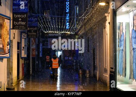 Glasgow, Royaume-Uni. 16 janvier, 2018. Météo britannique. En stock les travailleurs des bars et des restaurants dans le temps de gel. Crédit : Tony Clerkson/Alamy Live News Banque D'Images