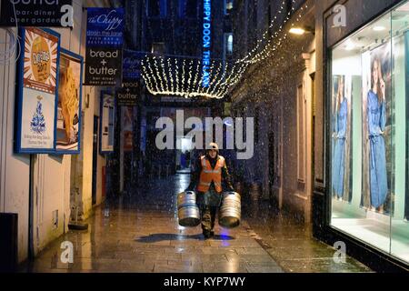 Glasgow, Royaume-Uni. 16 janvier, 2018. Météo britannique. En stock les travailleurs des bars et des restaurants dans le temps de gel. Crédit : Tony Clerkson/Alamy Live News Banque D'Images