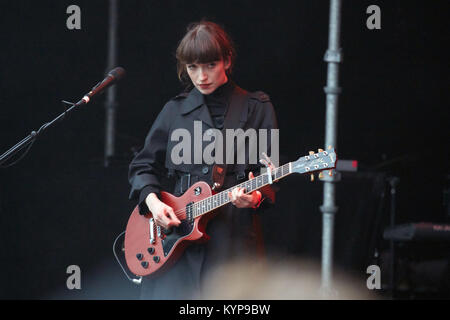 Le groupe folk indie anglais fille effectue un concert live au festival de musique norvégienne 2016 Øyafestivalen à Oslo. Chanteur et musicien ici Elena Tonra est vu sur scène. La Norvège, 12/08 2016. Banque D'Images