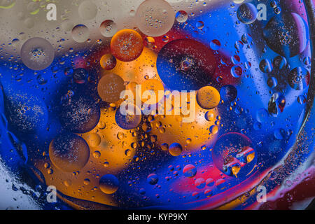 Macro fond abstrait coloré avec des gouttes d'huile dans l'eau Banque D'Images