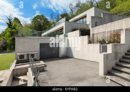 Arrière-cour d'un immeuble en béton avec garage Banque D'Images