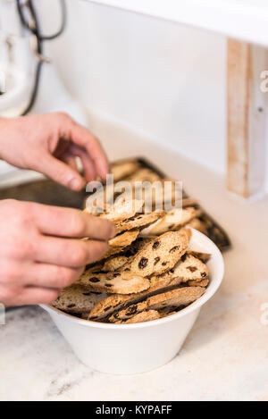 La préparation des aliments - Biscotti en préparation dans une cuisine de restaurant. Banque D'Images