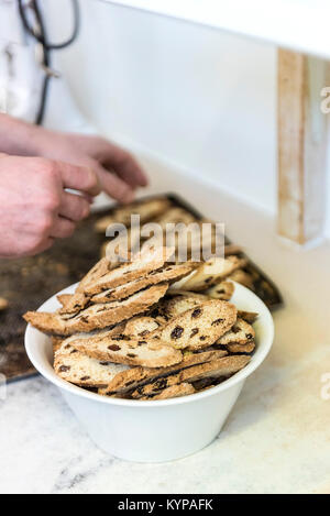 La préparation des aliments - Biscotti en préparation dans une cuisine de restaurant. Banque D'Images