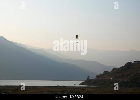 Parapente Solo au-dessus du lac Phewa dans Pokhara, Népal Banque D'Images