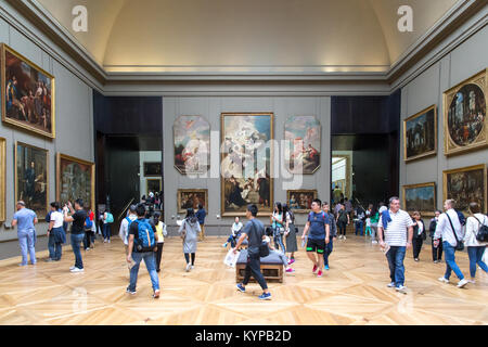 Paris, France - 24 juillet 2017 : les touristes à la recherche de peintures dans le célèbre musée du Louvre Banque D'Images