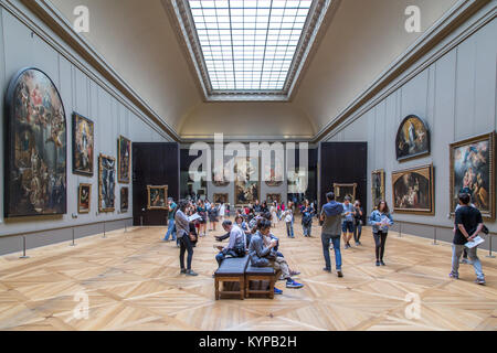 Paris, France - 24 juillet 2017 : les touristes à la recherche de peintures dans le célèbre musée du Louvre Banque D'Images