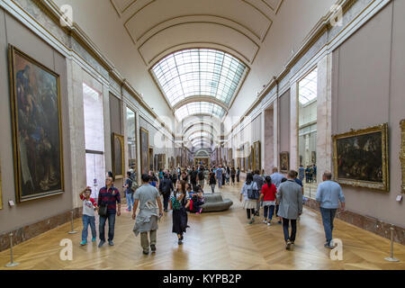 Paris, France - 24 juillet 2017 : les touristes à la recherche de peintures dans le célèbre musée du Louvre Banque D'Images