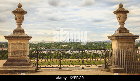 SAINT GERMAIN EN LAYE, FRANCE - 12 juillet 2017 : à partir de la jardin public du château de la ville, une vue sur le quartier des affaires moderne de Paris la Banque D'Images