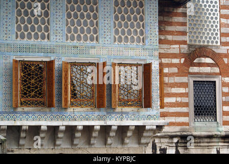 Fenêtres et murs de harem, le palais de Topkapi Banque D'Images