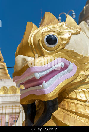 Golden Chinthe à Shwedagon Pagoda, Yangon, Myanmar (Birmanie) Banque D'Images