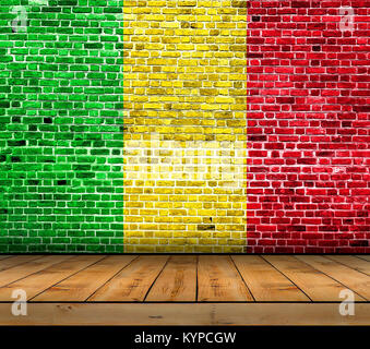 Mali drapeau peint sur mur de briques avec plancher en bois Banque D'Images