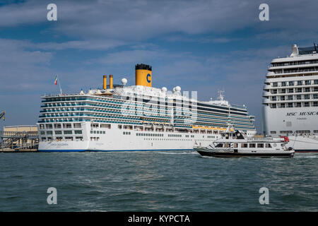 Les navires de croisière amarré à port en Vénétie, Venise, Italie, Europe. Banque D'Images