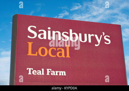 Sainsburys signe local et le logo, England, UK Banque D'Images