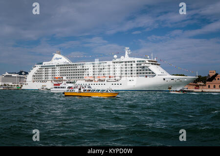 Le Regent Seven Seas Voyager bateau de croisière amarré à port en Vénétie, Venise, Italie, Europe. Banque D'Images