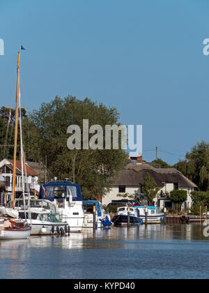 Les Norfolk Broads au pittoresque Reedham Riverside, sur la rivière Yare, Reedham, Norfolk, England, UK Banque D'Images