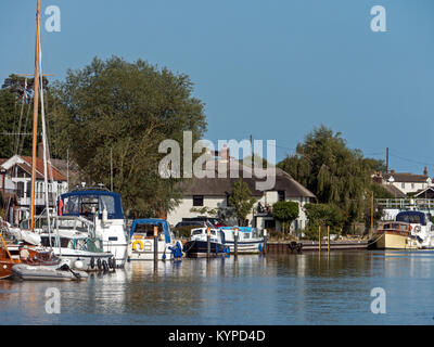 Les Norfolk Broads au pittoresque Reedham Riverside, sur la rivière Yare, Reedham, Norfolk, England, UK Banque D'Images