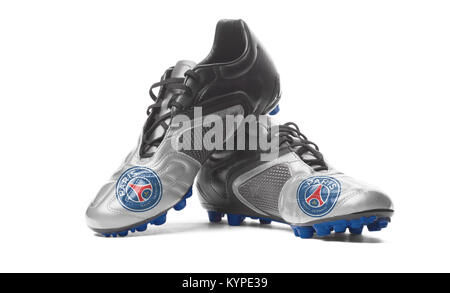 FC Paris Saint-Germain - chaussures de foot. Isolé sur blanc. Banque D'Images