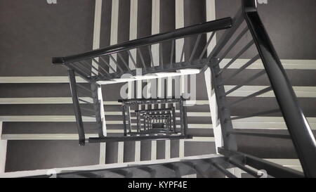 En descendant les escaliers en spirale à perte de vue. La photo a été prise dans un bâtiment universitaire. Banque D'Images