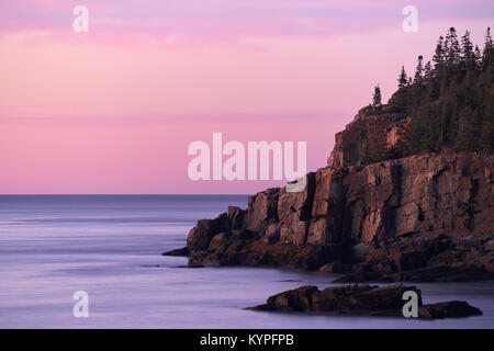 Aube à Otter Cliffs dans l'Acadia National Park dans le Maine Banque D'Images