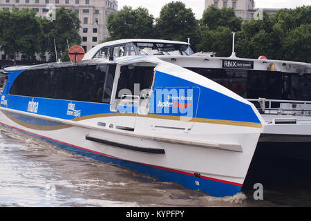 Un passager thames clipper mbna bateau sur la Tamise près de Westminster Pier, Londres Banque D'Images