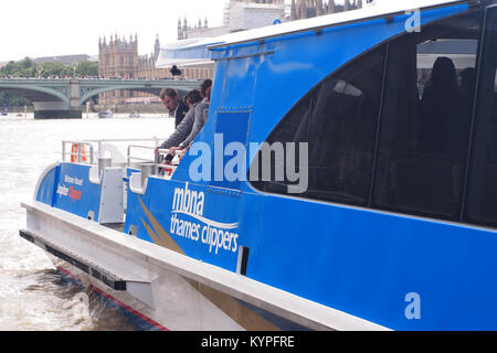 Un passager thames clipper mbna bateau sur la Tamise près de Westminster Pier, Londres Banque D'Images