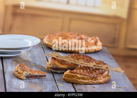 Gâteau Galette des rois . Épiphanie traditionnelle française gâteau à l'amande sur planche de bois gris contre l'arrière-plan de la fenêtre. Banque D'Images