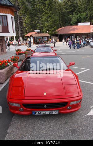 Quatre voitures Ferrari rouge sur une sortie club propriétaires alignés dans une rangée à l'extérieur d'une auto-route / zone de service cafe/restaurant dans la Forêt Noire Allemagne Banque D'Images