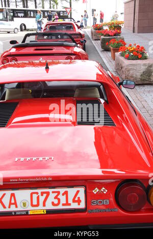 Quatre voitures Ferrari rouge sur une sortie club propriétaires alignés dans une rangée à l'extérieur d'une auto-route / zone de service cafe/restaurant dans la Forêt Noire Allemagne Banque D'Images