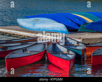 Canoës, Moraine Lake, Lake Louise, parc national de Banff, Alberta, Canada. Banque D'Images