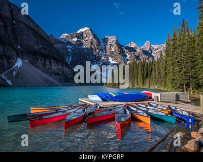 Canoës, Moraine Lake, Lake Louise, parc national de Banff, Alberta, Canada. Banque D'Images
