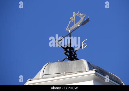 Ornements traditionnels ou Girouette Girouette dans une conception d'un navire sur le dessus d'un vieux bâtiment contre le ciel bleu Banque D'Images