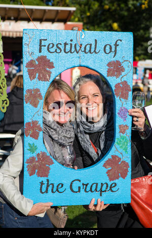 Visiter la dégustation vins divers participants qui sont à l'affiche au Festival annuel du Raisin situé à Oliver, en Colombie-Britannique, Canada. Banque D'Images