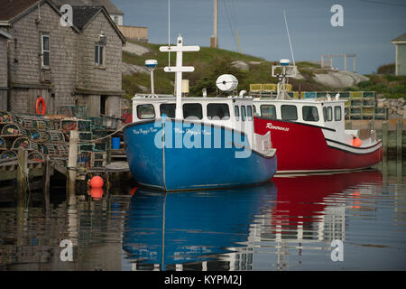 Bateaux de pêche colorés amarré à Peggy's Cove, Nova Scotia, Canada Banque D'Images