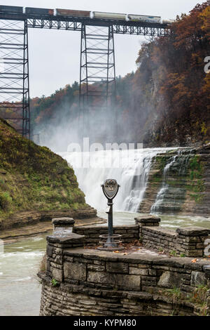 Un train de marchandises sur la trêve de chemin de fer connue sous le nom de Viaduc de Portage, au-dessus de Upper Falls, dans le parc national de Letchworth, Castille, New York, États-Unis Banque D'Images