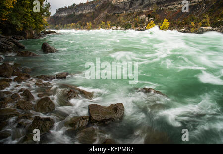 Le Livre blanc de Whirlpool Rapids Water Walk à Niagara Falls, Ontario, Canada Banque D'Images