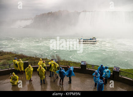 Bateau d'excursion Maid of the Mist dans la rivière Niagara vu depuis la plate-forme d'observation de l'attraction Journey Behind the Falls à Niagara Falls, Ontario, Canada Banque D'Images