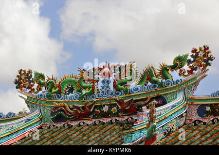 Dragon chinois sur le toit de culte avec beau fond de ciel Banque D'Images
