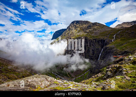 Chemin du troll ou Trollstigen Trollstigveien route sinueuse de montagne en Norvège. Banque D'Images