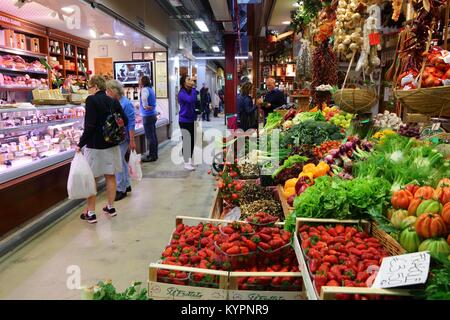 FLORENCE, ITALIE - 30 avril 2015 : Les gens magasinent au Mercato Centrale marché en Florence, Italie. Le marché est une expérience d'achat. Italien ultime Il Banque D'Images