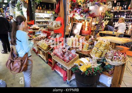 FLORENCE, ITALIE - 30 avril 2015 : Les gens magasinent au Mercato Centrale marché en Florence, Italie. Le marché est une expérience d'achat. Italien ultime Il Banque D'Images