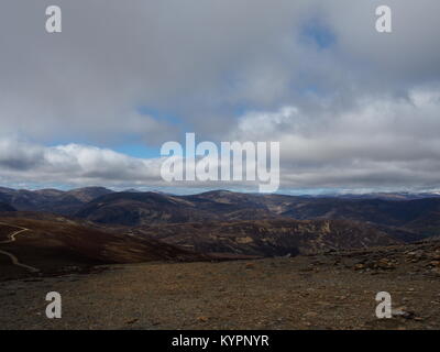 Vue sur les Cairngorms de Morrone, Braemar, l'Écosse. Le parc national de Cairngorm, le Royal Deeside. Heather montagnes habillées. Paysage glaciaire, vallées, Banque D'Images