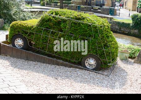 Une forme de voiture Mini topiary Bush lors de la conduite automobile Museum, Bourton-on-the-water, Cotswolds, Gloucestershire, Angleterre Banque D'Images