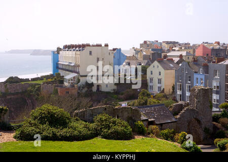 Vue depuis la colline du château, maisons aux couleurs pastel sur les falaises au soleil du printemps, Tenby, Pembrokeshire, Pays de Galles, Royaume-Uni Banque D'Images