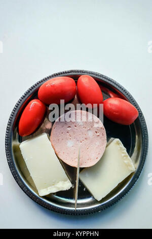 Meze simple de Fromage Graviera, l'ail et les tomates Salami Banque D'Images
