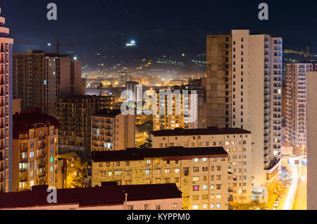 Vue du haut de la rue la nuit de la chambre ville de Batumi avec des immeubles de grande hauteur, la lumière venant des fenêtres de maisons, la circulation des ca Banque D'Images