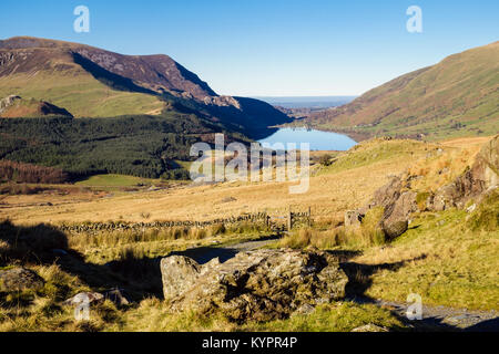 Vue éloignée à Llyn Cwellyn Mydydd Mawr et l'autre vu de la voie au-dessus de Rhyd-Ddu dans le parc national de Snowdonia. Gwynedd, Pays de Galles, Royaume-Uni, Angleterre Banque D'Images