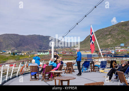 Les passagers profitant du soleil sur la terrasse de l'Hurtigruten MS Fram explorer bateau de croisière naviguant hors de Narsaq, Kujalleq, Sud du Groenland Banque D'Images