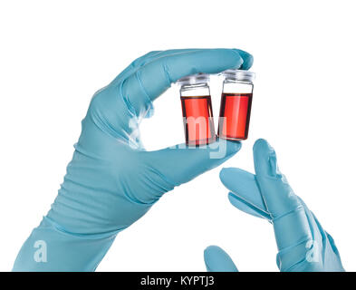 Deux mains dans des Gants nitrile rouge attente des échantillons liquides dans des flacons en plastique jetables. Droit isolé sur fond blanc Banque D'Images
